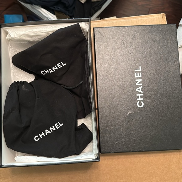 Chanel Pearl-Embellished PVC & Patent Leather Cap-Toe Heels – Size [37.5] - Picture 2 of 11